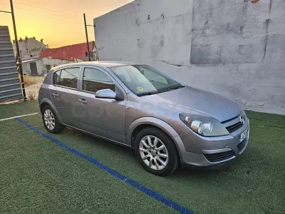 Usado Opel Astra Edition 103 CV (75 kW) 2005 Gris / plata Berlina