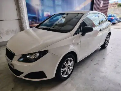 Usado Seat Ibiza SC Reference 85 CV (62 kW) 2010 Blanco Utilitario
