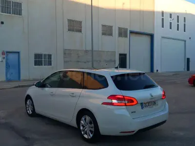 Usado Peugeot 308 SW Active 115 CV (84 kW) 2014 Blanco Familiar