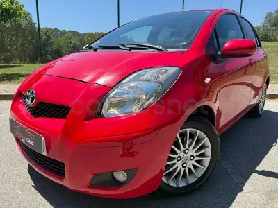 Usado Toyota Yaris Live 90 CV (66 kW) 2009 Rojo Utilitario