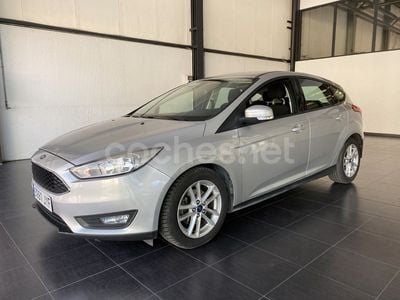 Usado Ford Focus Trend 125 CV (91 kW) 2017 Gris / plata Berlina