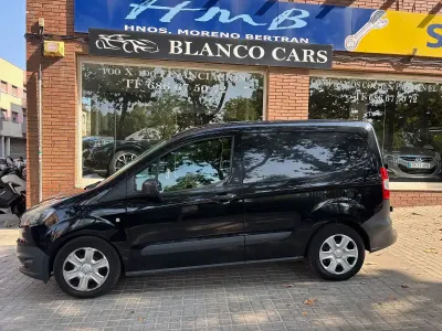 Usado Ford Transit Courier Ambiente 95 CV (69 kW) 2015 Negro Van