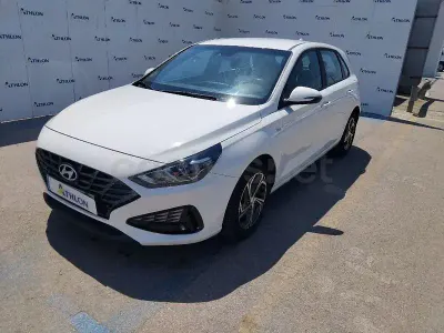 Usado Hyundai i30 120 CV (88 kW) 2022 Blanco Berlina