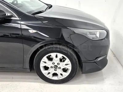 Usado Kia Ceed 120 CV (88 kW) 2023 Negro Utilitario