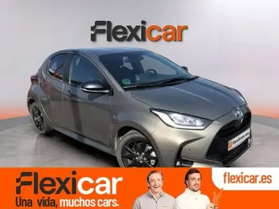 Usado Toyota Yaris Hybrid Plus 116 CV (85 kW) 2022 Verde Utilitario