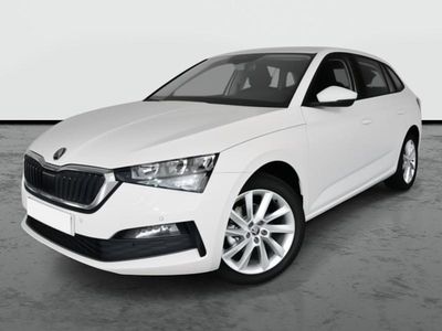 Usado Skoda Scala Ambition 110 CV (80 kW) 2023 Blanco candy Utilitario