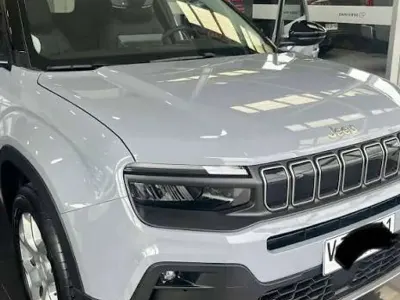 Usado Jeep Avenger Altitude 110 CV (80 kW) 2025 Gris SUV