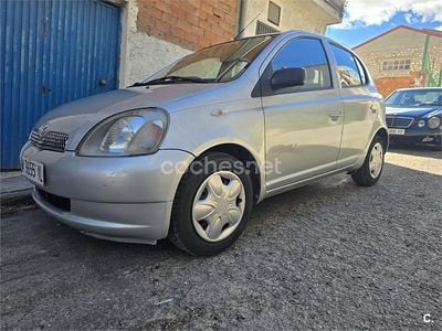 Usado Toyota Yaris Sol 68 CV (50 kW) 1999 Gris / plata Berlina