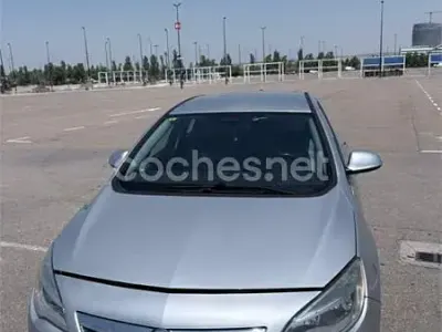 Usado Opel Astra Selective 110 CV (80 kW) 2012 Gris / plata Berlina