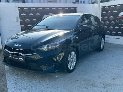 Usado Kia Ceed 136 CV (100 kW) 2022 Negro Utilitario