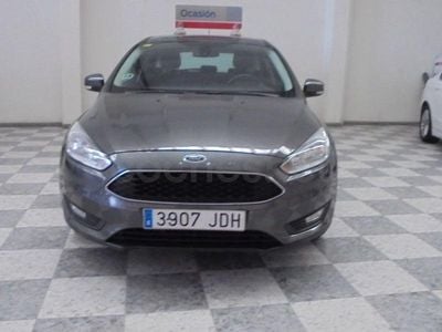 Usado Ford Focus Trend 120 CV (88 kW) 2015 Gris / plata Berlina