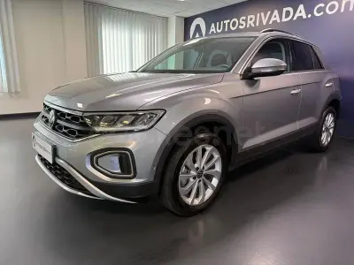 Usado VW T-Roc Life 115 CV (84 kW) 2023 Gris / plata SUV