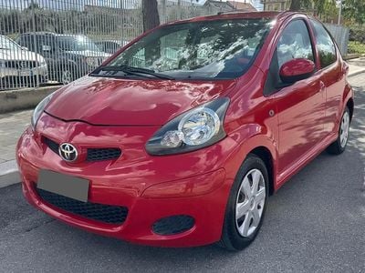 Usado Toyota Aygo Connect Style 68 CV (50 kW) 2011 Rojo Utilitario