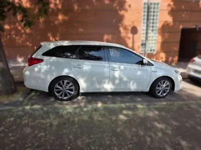Usado Toyota Auris Hybrid Active 99 CV (72 kW) 2015 Blanco Familiar
