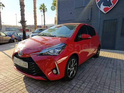 Occasion Toyota Yaris Active 111 PK (81 kW) 2020 Rood Sedan