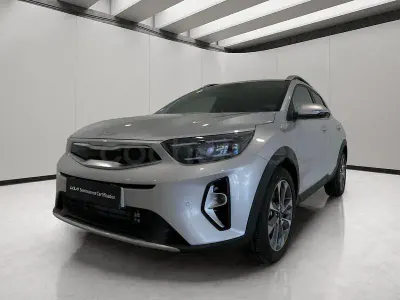 Usado Kia Stonic Style 100 CV (73 kW) 2025 Gris / plata SUV