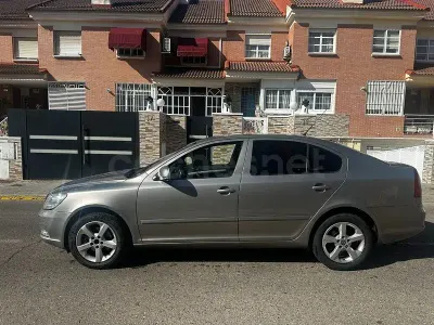 Usado Skoda Octavia GreenLine 105 CV (77 kW) 2010 Marrón Berlina