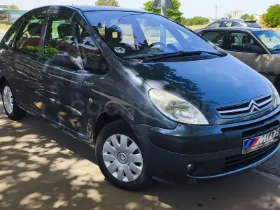 Usado Citroën Xsara Picasso Exclusive 110 CV (80 kW) 2007 Gris / plata Monovolumen