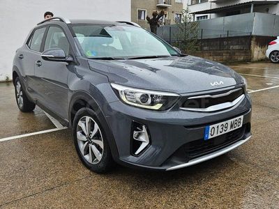 Usado Kia Stonic 100 CV (73 kW) 2022 Gris / plata SUV