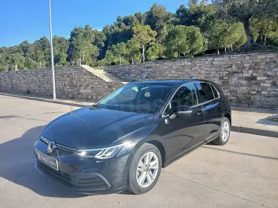 Usado VW Golf VIII Life 115 CV (84 kW) 2021 Negro Berlina