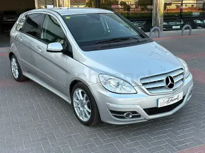 Usado Mercedes B180 109 CV (80 kW) 2009 Gris / plata Monovolumen