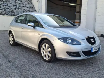 Usado Seat Leon Style 105 CV (77 kW) 2010 Gris / plata Utilitario