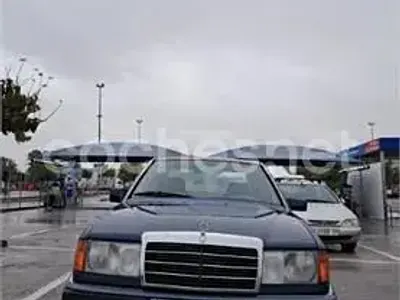 Usado Mercedes E220 150 CV (110 kW) 1993 Azul Familiar