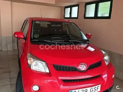 Usado Toyota Urban Cruiser Active 90 CV (66 kW) 2009 Rojo Utilitario
