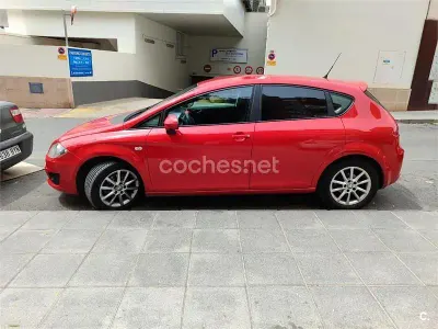 Begagnad Seat Leon Style 105 HK (77 kW) 2011 Röd Halvkombi