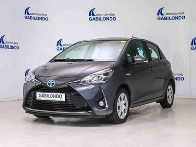 Usado Toyota Yaris Hybrid Advance 100 CV (73 kW) 2019 Gris / plata Berlina
