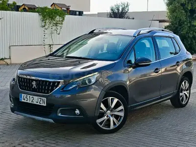 Usado Peugeot 2008 Allure 100 CV (73 kW) 2017 Gris / plata SUV