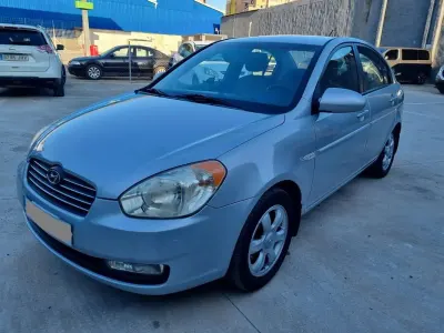 Usado Hyundai Accent 109 CV (80 kW) 2007 Gris Utilitario