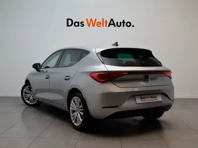 Usado Seat Leon Style 130 CV (95 kW) 2023 Gris plata