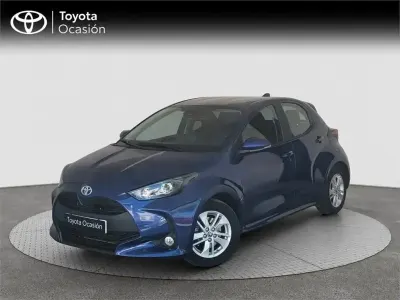 Usado Toyota Yaris Hybrid Active 116 CV (85 kW) 2022 Azul Monovolumen