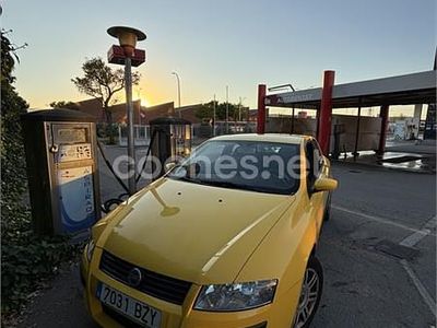 Usado Fiat Stilo Dynamic 140 CV (102 kW) 2002 Amarillo Berlina