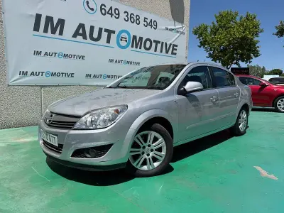 Usado Opel Astra Edition 100 CV (73 kW) 2009 Gris / plata Berlina