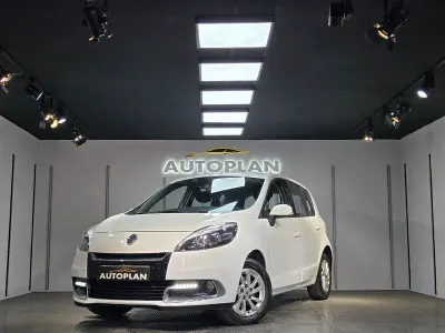 Usado Renault Scénic Expression 110 CV (80 kW) 2012 Blanco Monovolumen
