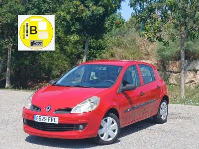 Usado Renault Clio II Authentique 70 CV (51 kW) 2007 Rojo Berlina