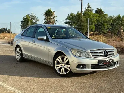 Usado Mercedes C200 136 CV (100 kW) 2009 Gris / plata Berlina