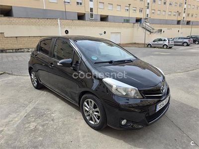 Begagnad Toyota Yaris Advance 99 HK (72 kW) 2014 Svart Halvkombi