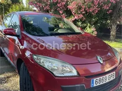 Usado Renault Mégane III Dynamique 105 CV (77 kW) 2009 Rojo Berlina