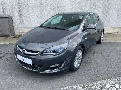 Usado Opel Astra Excellence 110 CV (80 kW) 2013 Gris / plata Berlina