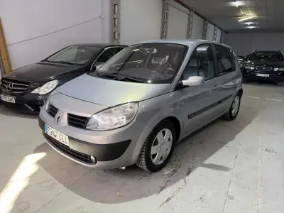 Usado Renault Scenic E-Tech Authentique 120 CV (88 kW) 2004 Plateado Monovolumen