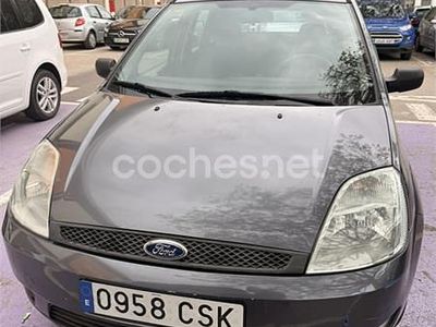 Usado Ford Fiesta Trend 80 CV (58 kW) 2004 Azul Utilitario