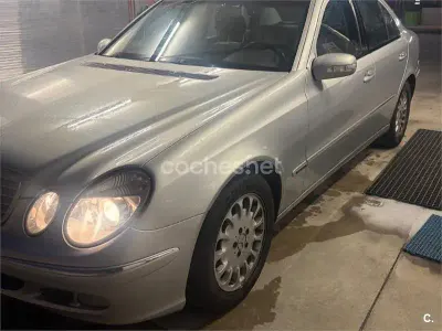 Usado Mercedes E270 Elegance 170 CV (125 kW) 2006 Gris / plata Berlina