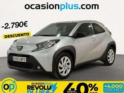 Usado Toyota Aygo Play 72 CV (52 kW) 2024 Gris Utilitario