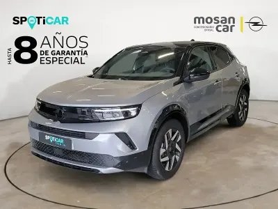 Usado Opel Mokka 136 CV (100 kW) 2025 Gris kontrast/negro SUV
