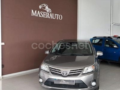 Usado Toyota Avensis Advance 124 CV (91 kW) 2014 Beige Berlina