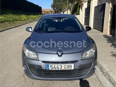 Usado Renault Mégane Dynamique 105 CV (77 kW) 2010 Gris / plata Berlina