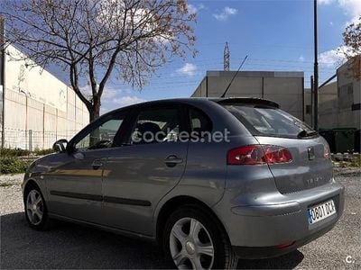 Usado Seat Ibiza 100 CV (73 kW) 2004 Gris / plata Utilitario